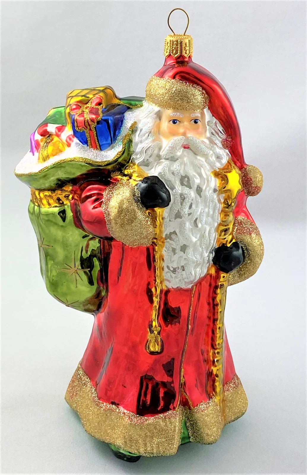 Glassware Weihnachtsmann mit langem weissem Bart bringt ganz viele Geschenke