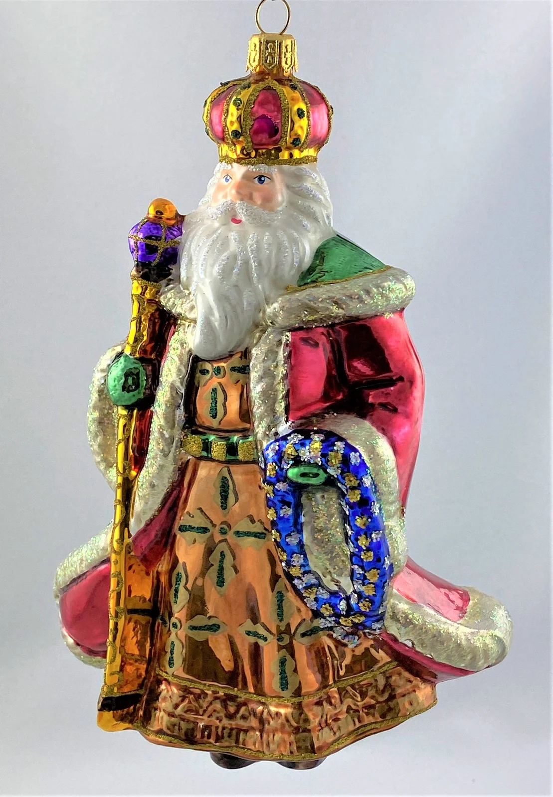 Glassware Nikolaus in braunem Gewand und goldenem Stab mit violetter Kugel