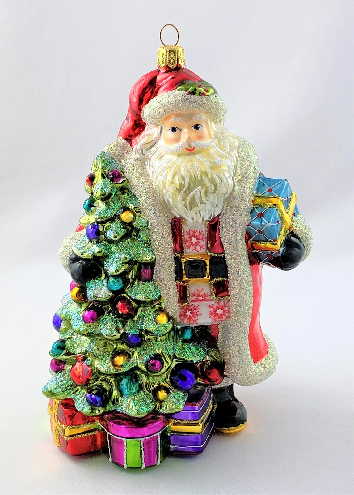 Glassware Der Weihnachtsmann erfreut sich am schön geschmückten Weihnachtsbaum