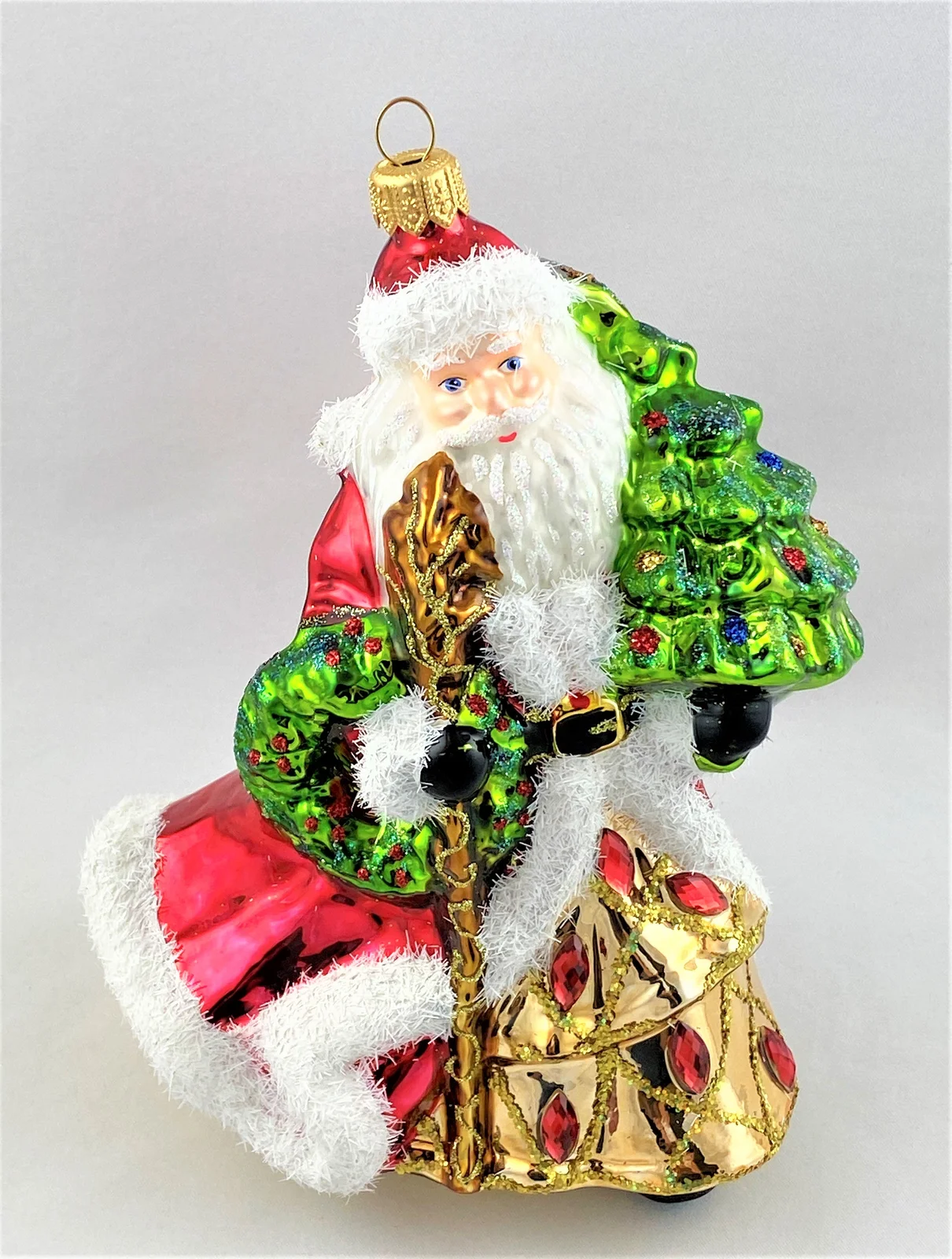 Glassware Der Weihnachtsmann im edlen Gewand bringt den Christbaum