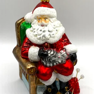 Hanco Der Weihnachtsmann macht mit der Katze auf dem Schoss eine Pause vom Stricken