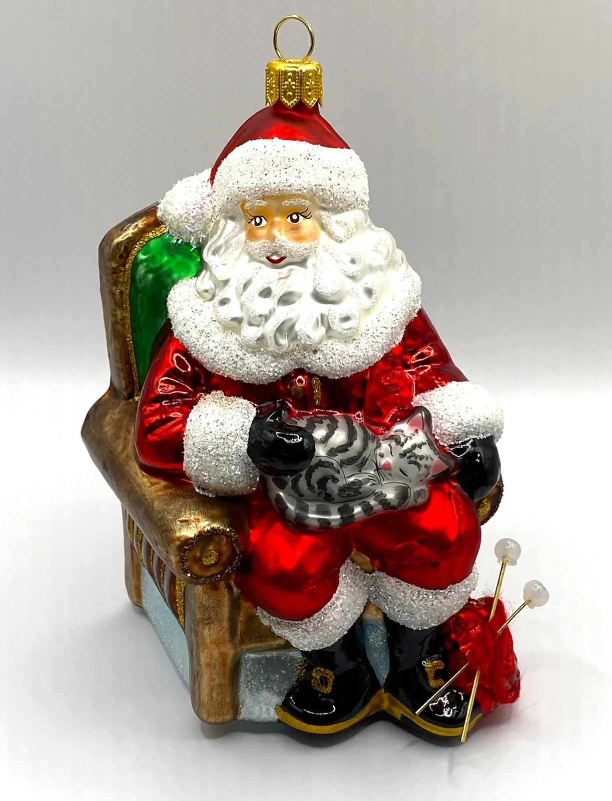 Hanco Der Weihnachtsmann macht mit der Katze auf dem Schoss eine Pause vom Stricken