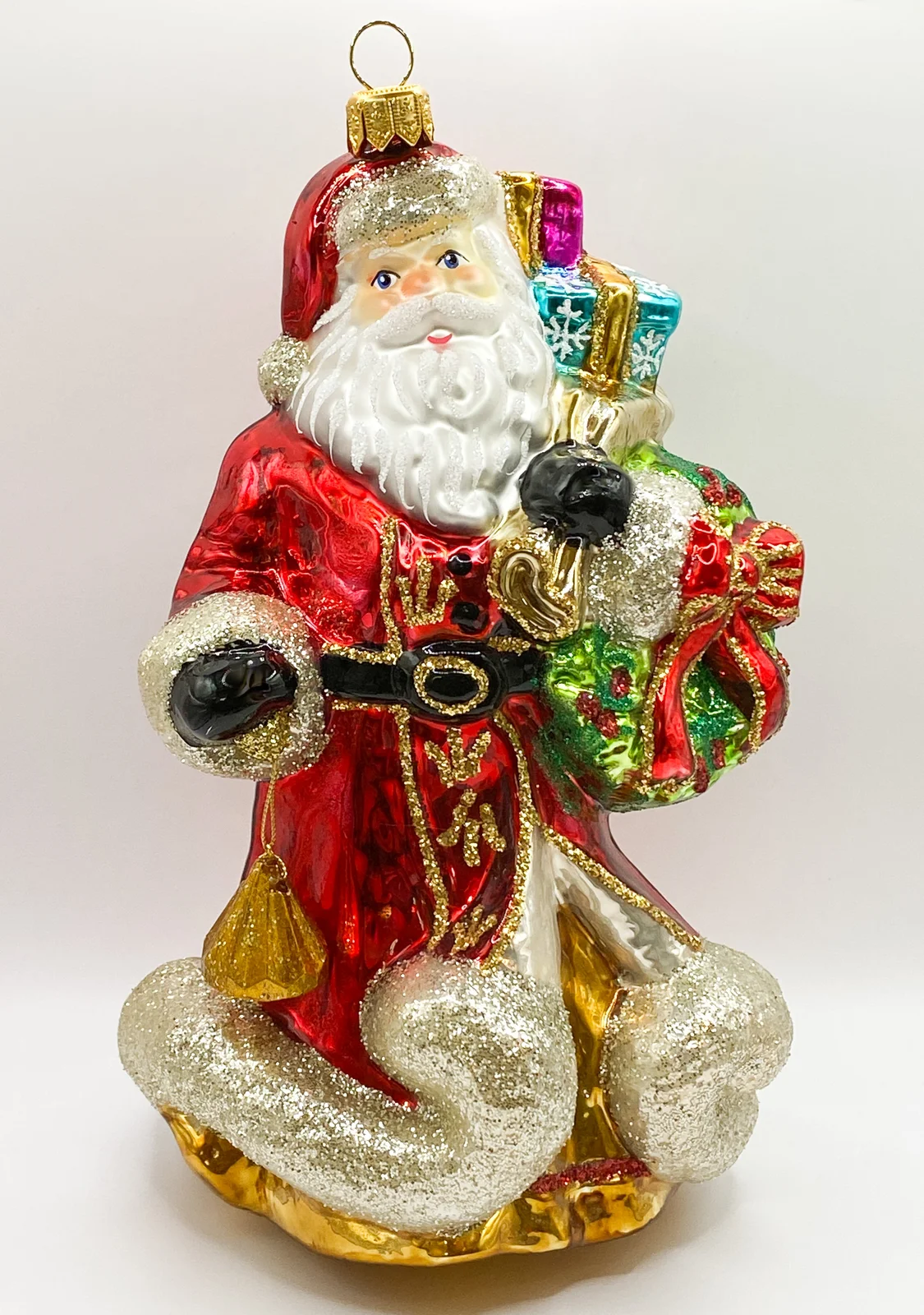 Glassware Der Weihnachtsmann bringt die Geschenke mit dem wallenden Mantel