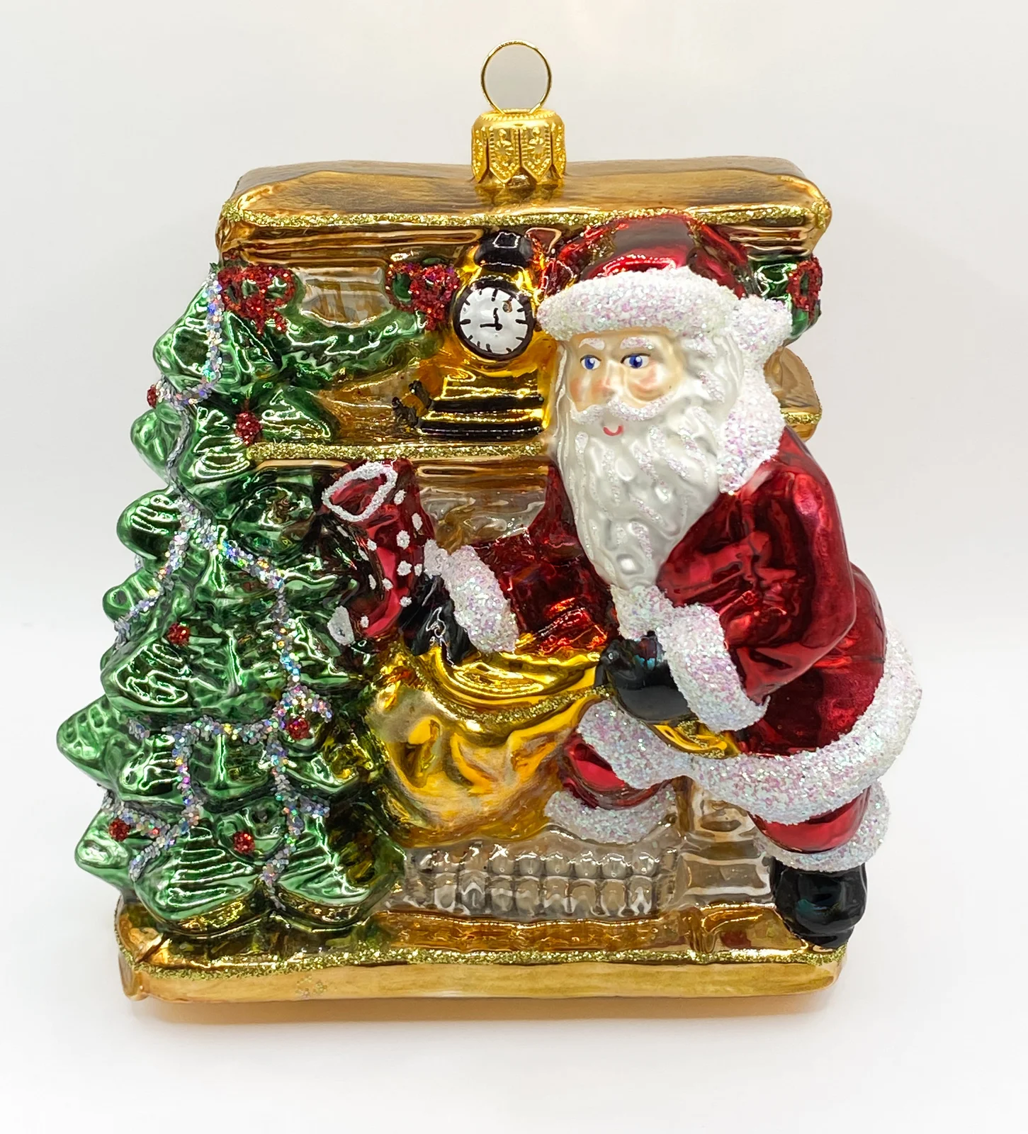 Glassware Der Weihnachtsmann hat die Geschenke durch den Kamin gebracht