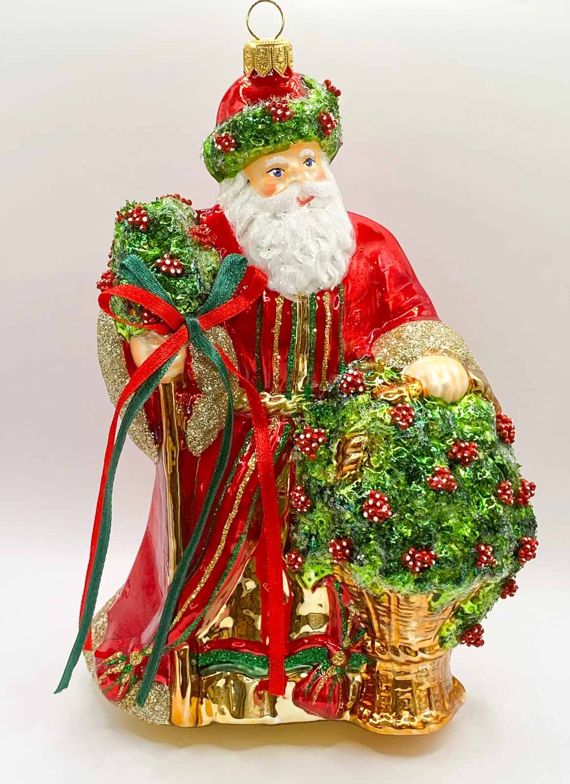 Glassware Der Weihnachtsmann bringt einen Korb voller Blumen
