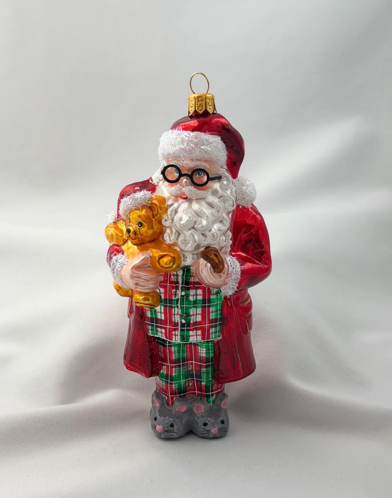 Impuls Santa hat es sich mit dem Teddy-Bär in Mäuse-Pantoffeln und Pyjama gemütlich gemacht