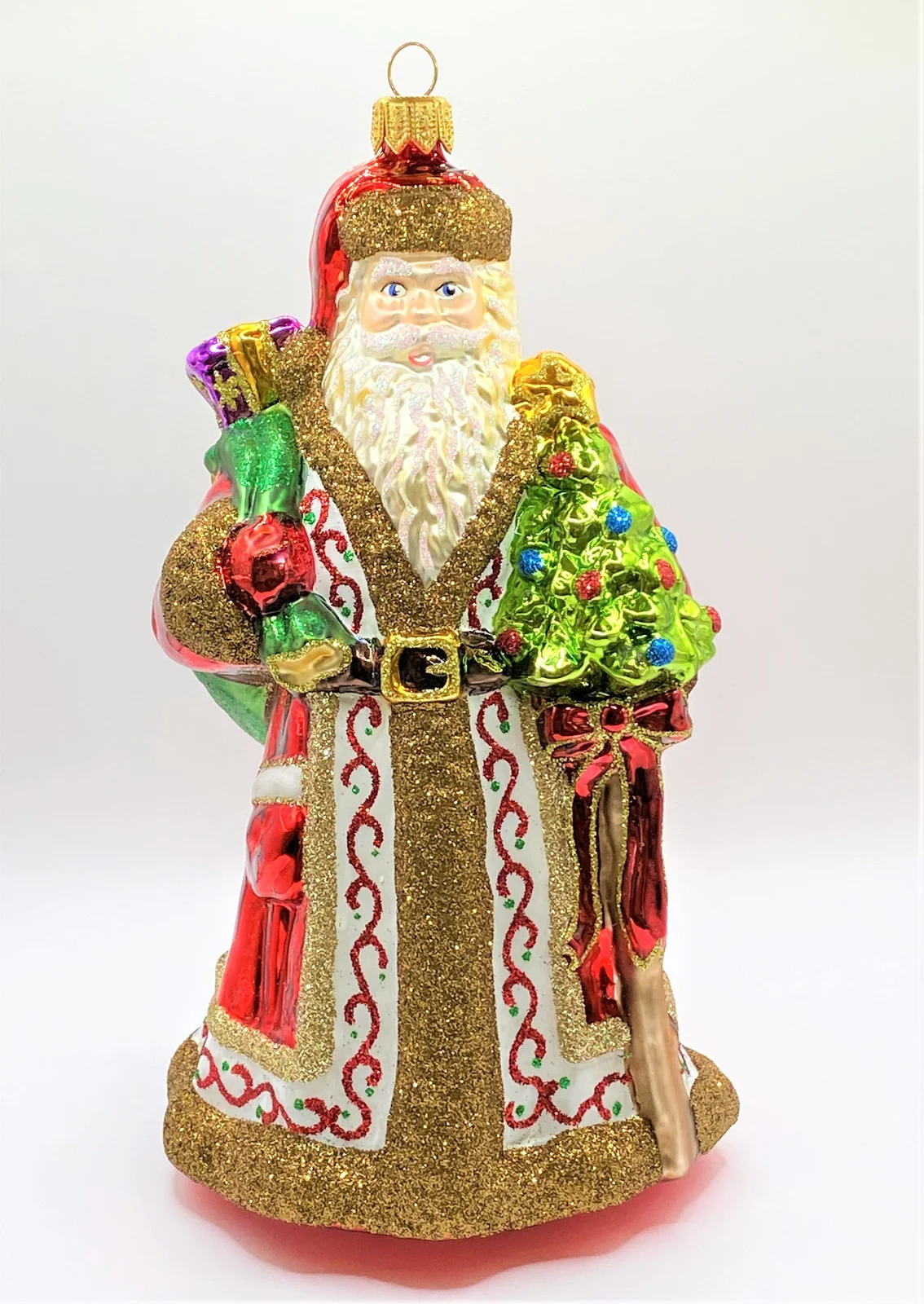 Glassware Nikolaus trägt den kleinen Weihnachtsbaum