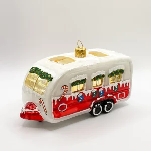 Impuls Weihnachtlich geschmückter Wohnwagen