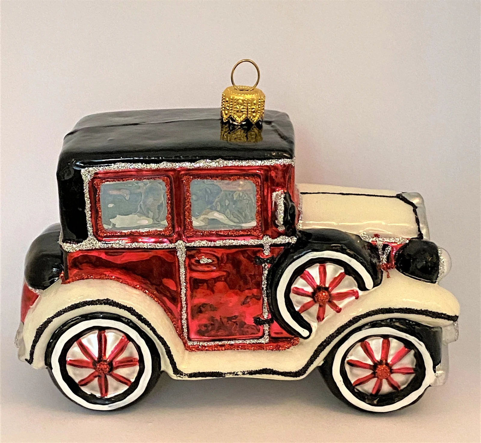 Sonstige Rotweisser Oldtimer mit schwarzem Dach