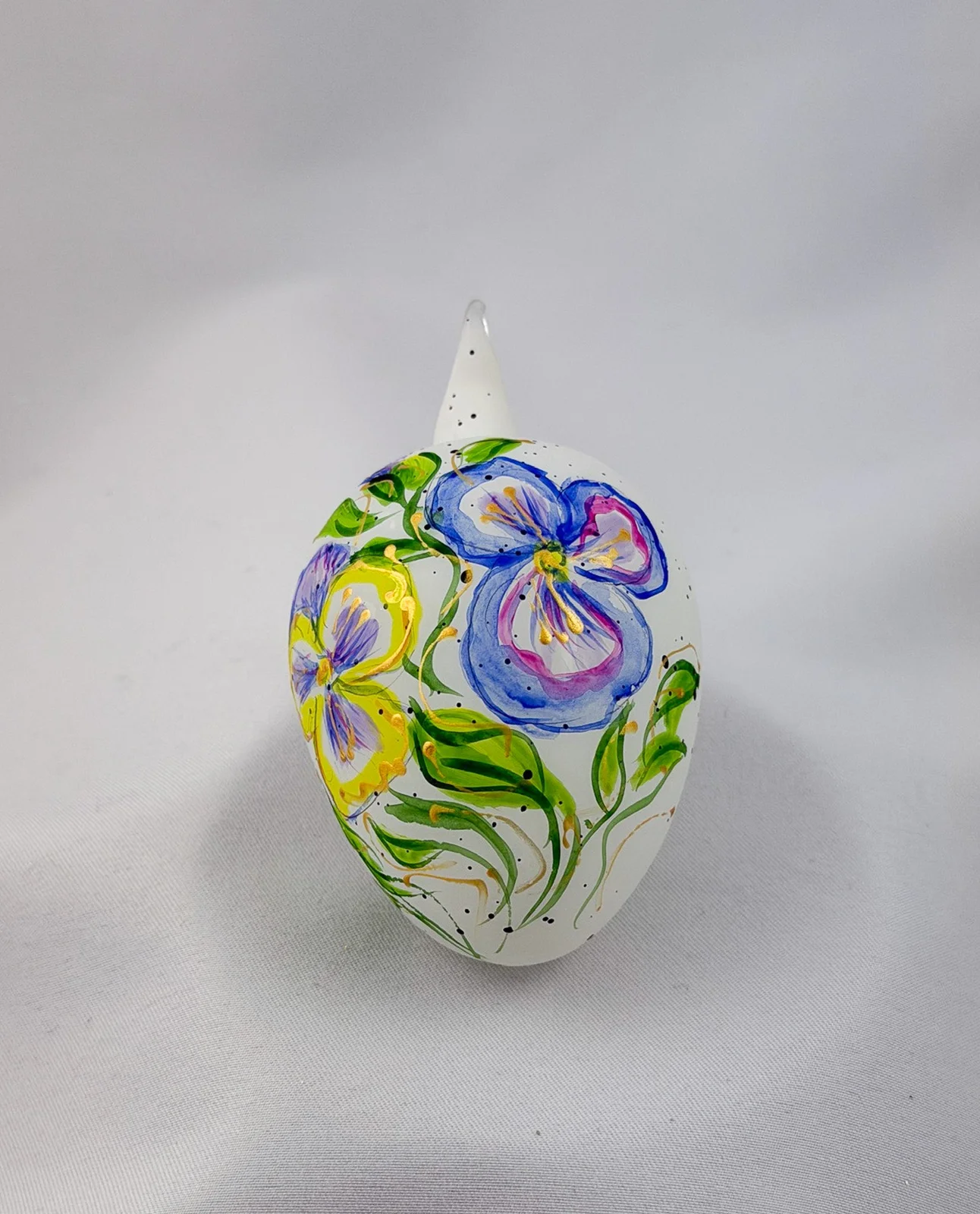 Dagmara Weisses Osterei mit Blumen