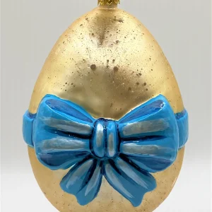 Wiktoria Grosses Osterei mit blauer Schleife
