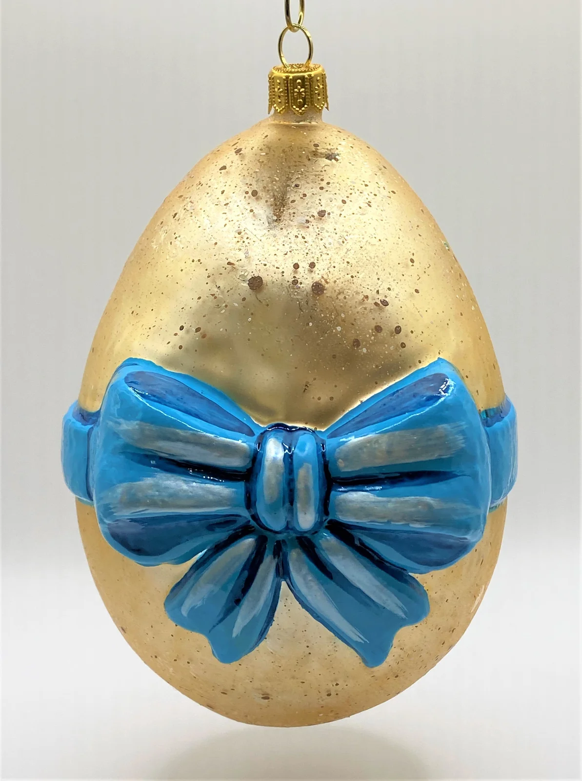 Wiktoria Grosses Osterei mit blauer Schleife