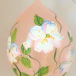Dagmara Hellrosa Osterei mit Blüten-Dekor