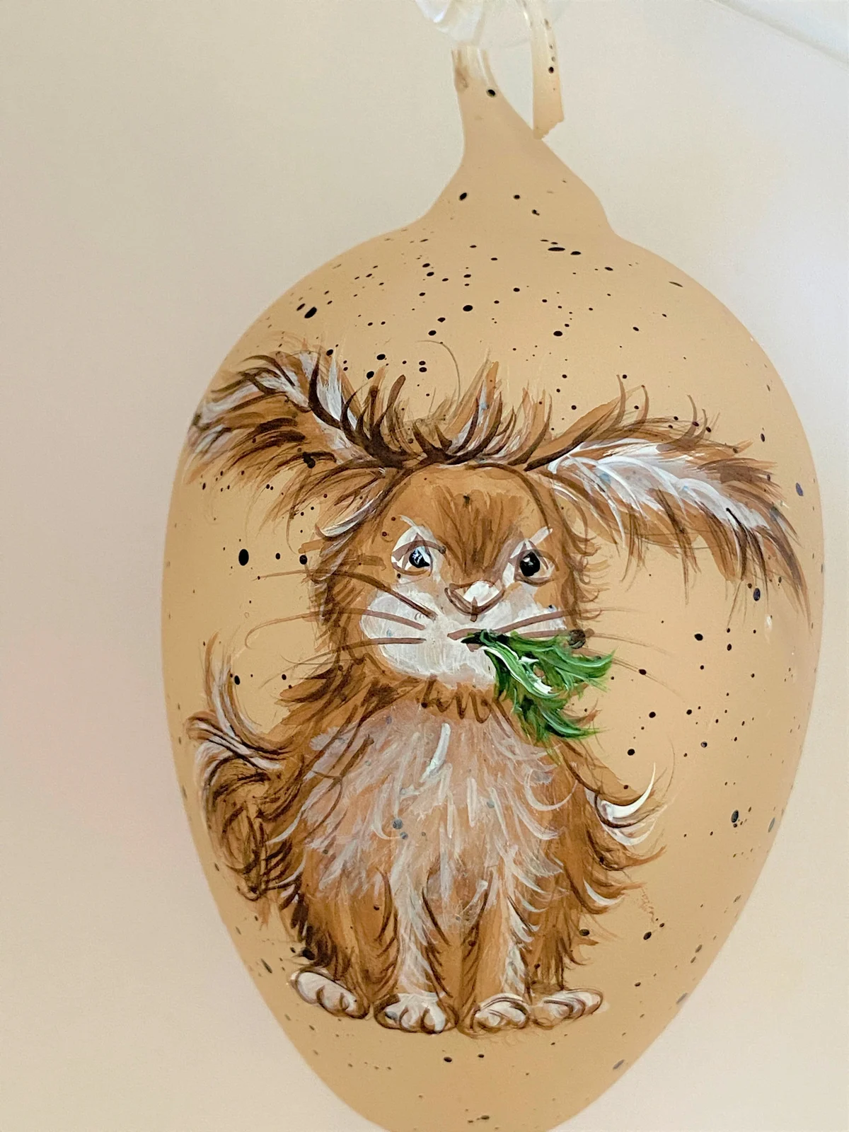 Dagmara Hellbraunes Osterei mit witzigem Osterhase