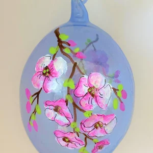 Dagmara Hellblaues Osterei mit Kirschblüten-Dekor