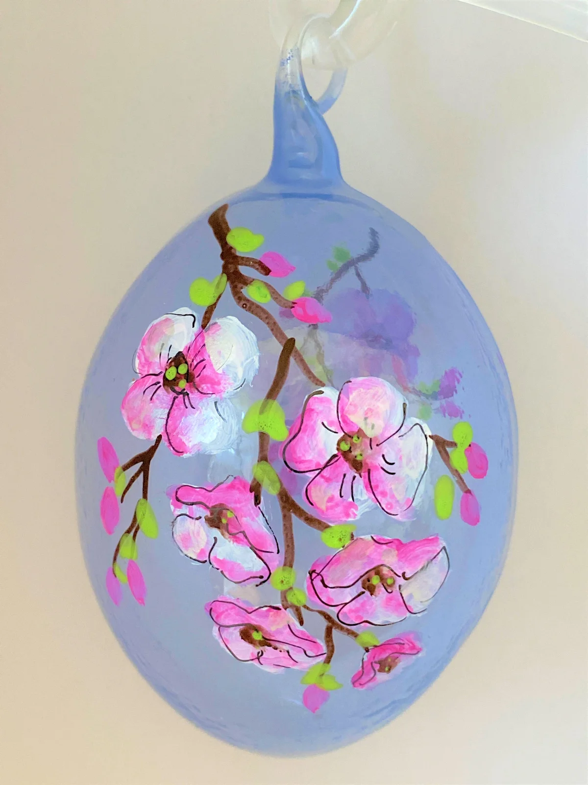 Dagmara Hellblaues Osterei mit Kirschblüten-Dekor