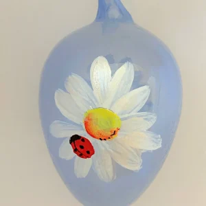 Dagmara Hellblaues Osterei mit Gänseblümchen