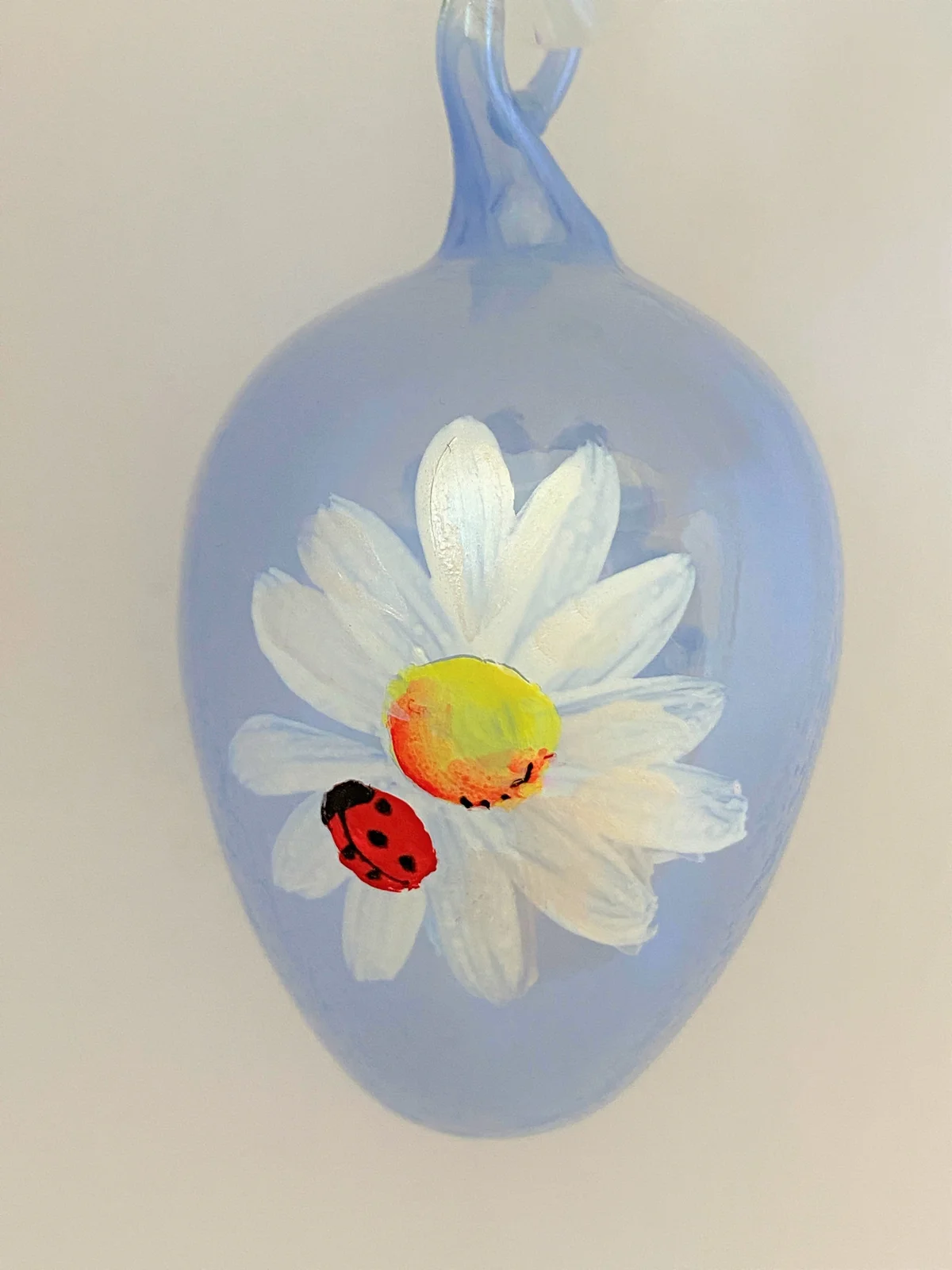 Dagmara Hellblaues Osterei mit Gänseblümchen