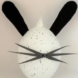 Dagmara Weisses Osterei meint es wäre der Osterhase