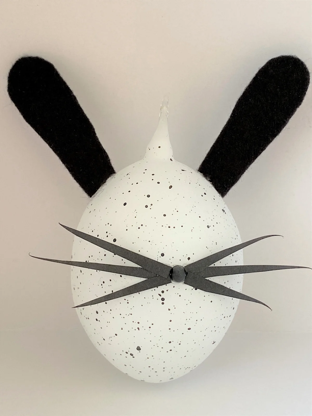 Dagmara Weisses Osterei meint es wäre der Osterhase