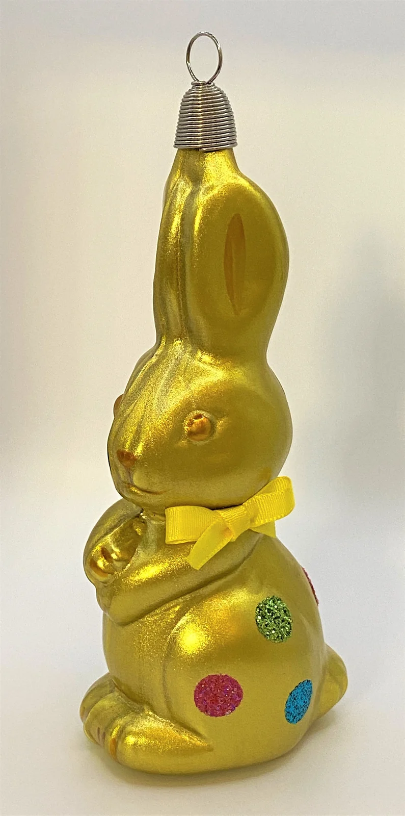 Sonstige Olivgrüner Osterhase mit bunten Tupfen