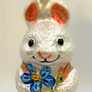 Verschiedene Weisser Osterhase mit blauer Blume