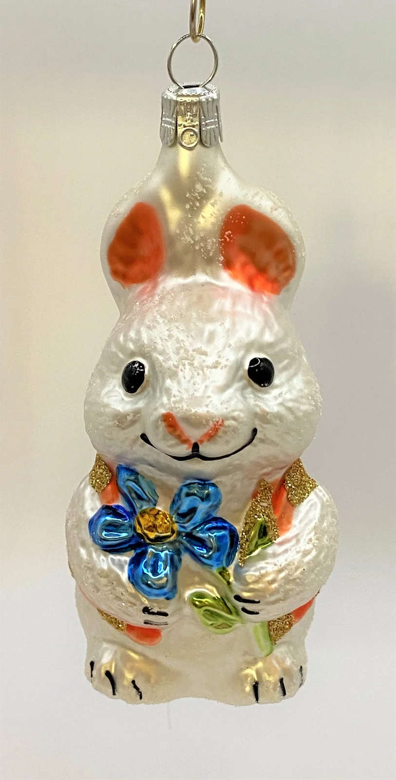 Verschiedene Weisser Osterhase mit blauer Blume