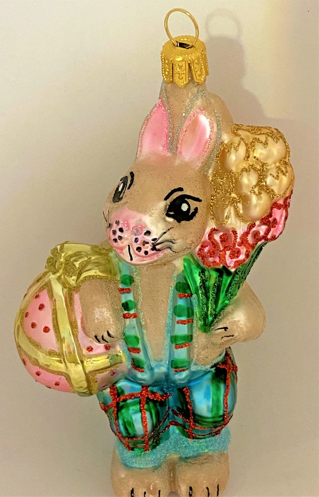Szklo Osterhase bringt den Blumenstrauss