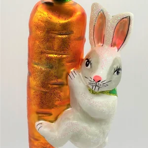Wiktoria Weisser Osterhase klettert an der Karotte