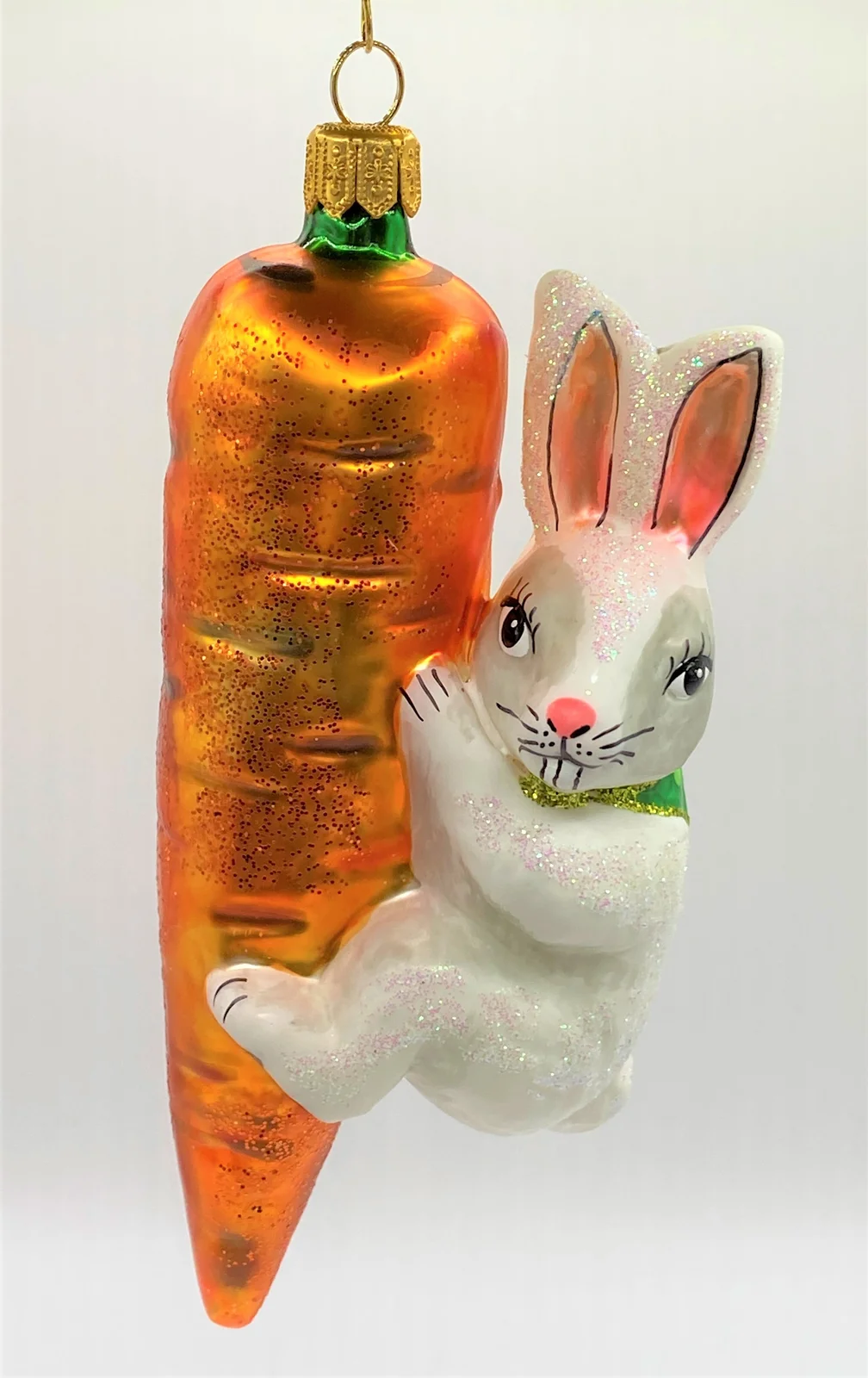Wiktoria Weisser Osterhase klettert an der Karotte