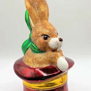 Wiktoria Brauner Osterhase sitzt im roten Hut