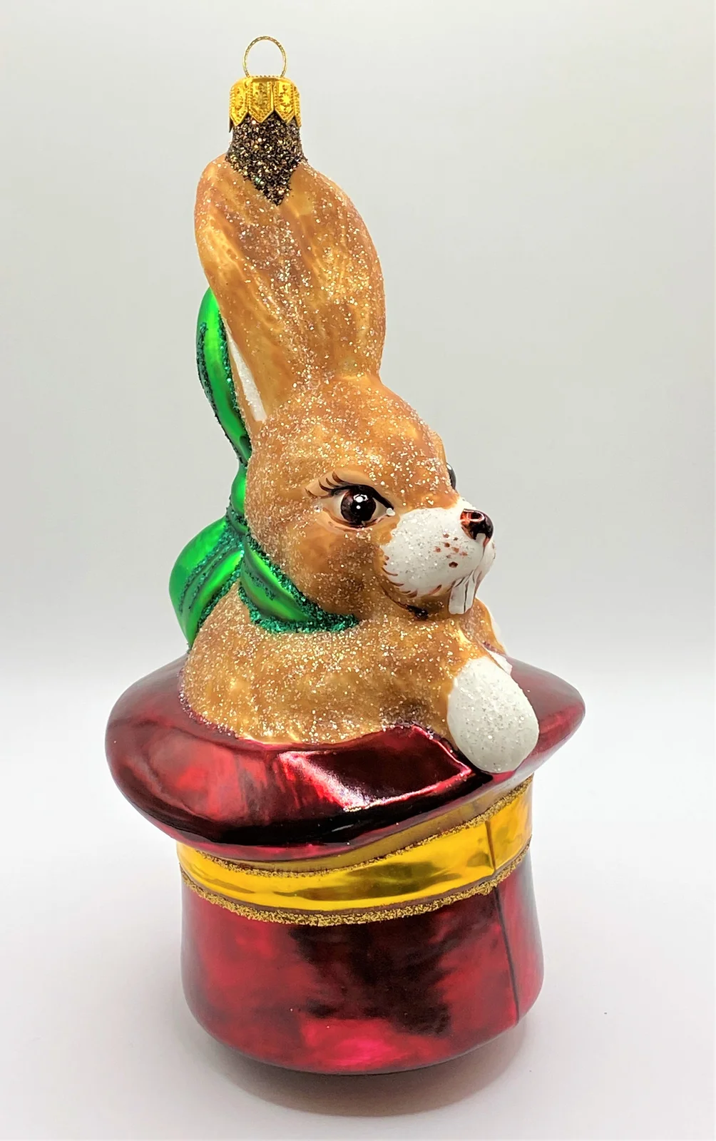 Wiktoria Brauner Osterhase sitzt im roten Hut