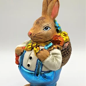 Wiktoria Osterhase im weissen Hemd mit Korb auf dem Rücken
