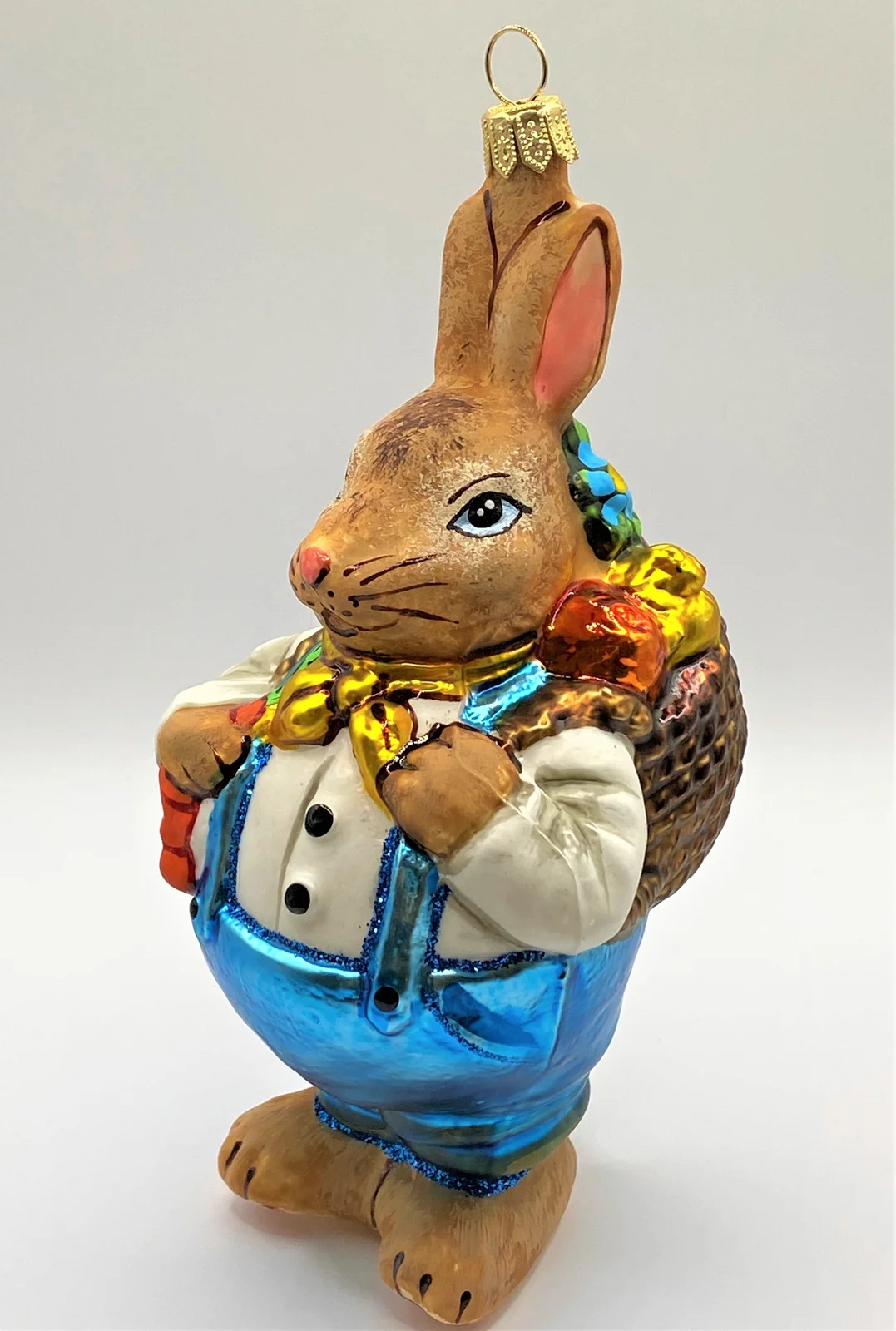 Wiktoria Osterhase im weissen Hemd mit Korb auf dem Rücken