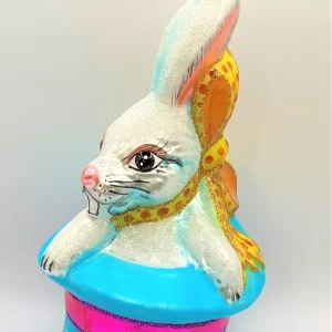 Wiktoria Weisser Osterhase sitzt im bunten Frühlings - Hut