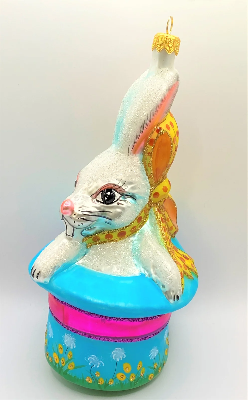 Wiktoria Weisser Osterhase sitzt im bunten Frühlings - Hut