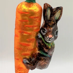 Wiktoria Brauner Osterhase klettert an der Karotte