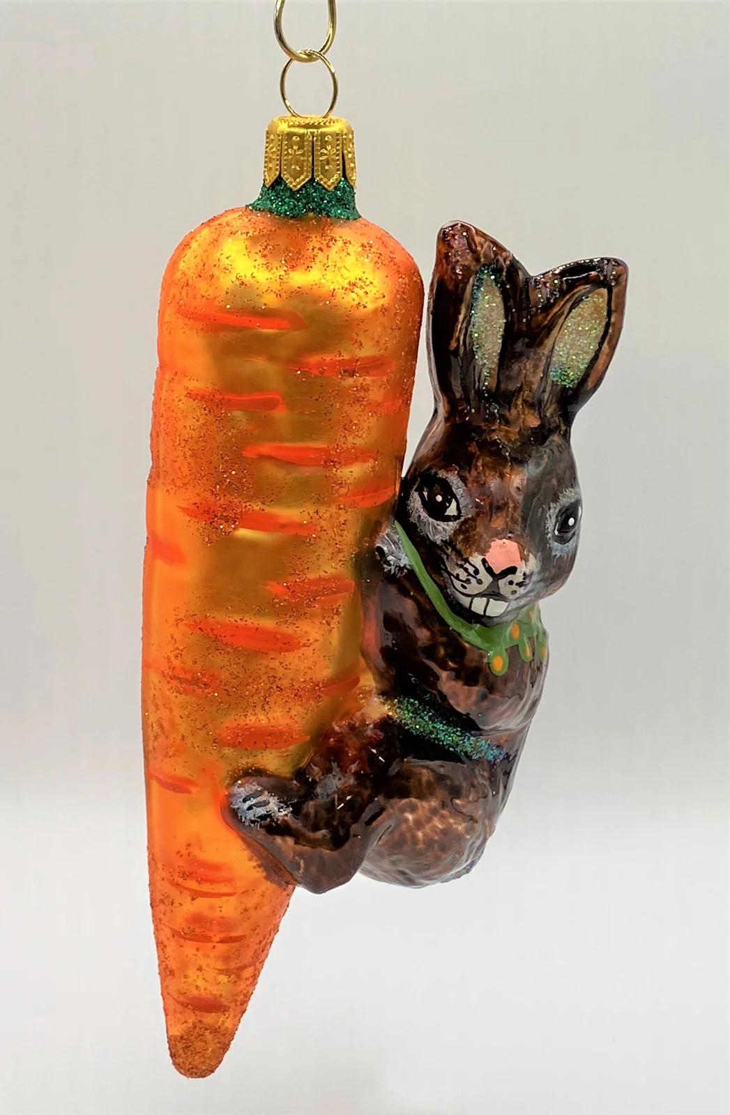 Wiktoria Brauner Osterhase klettert an der Karotte