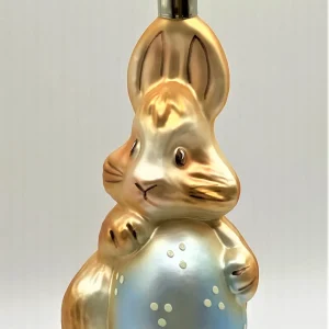 Inge-Glas Der Osterhase erfreut sich am hellblauen Osterei