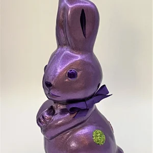 Sonstige Violetter Osterhase mit bunten Tupfen
