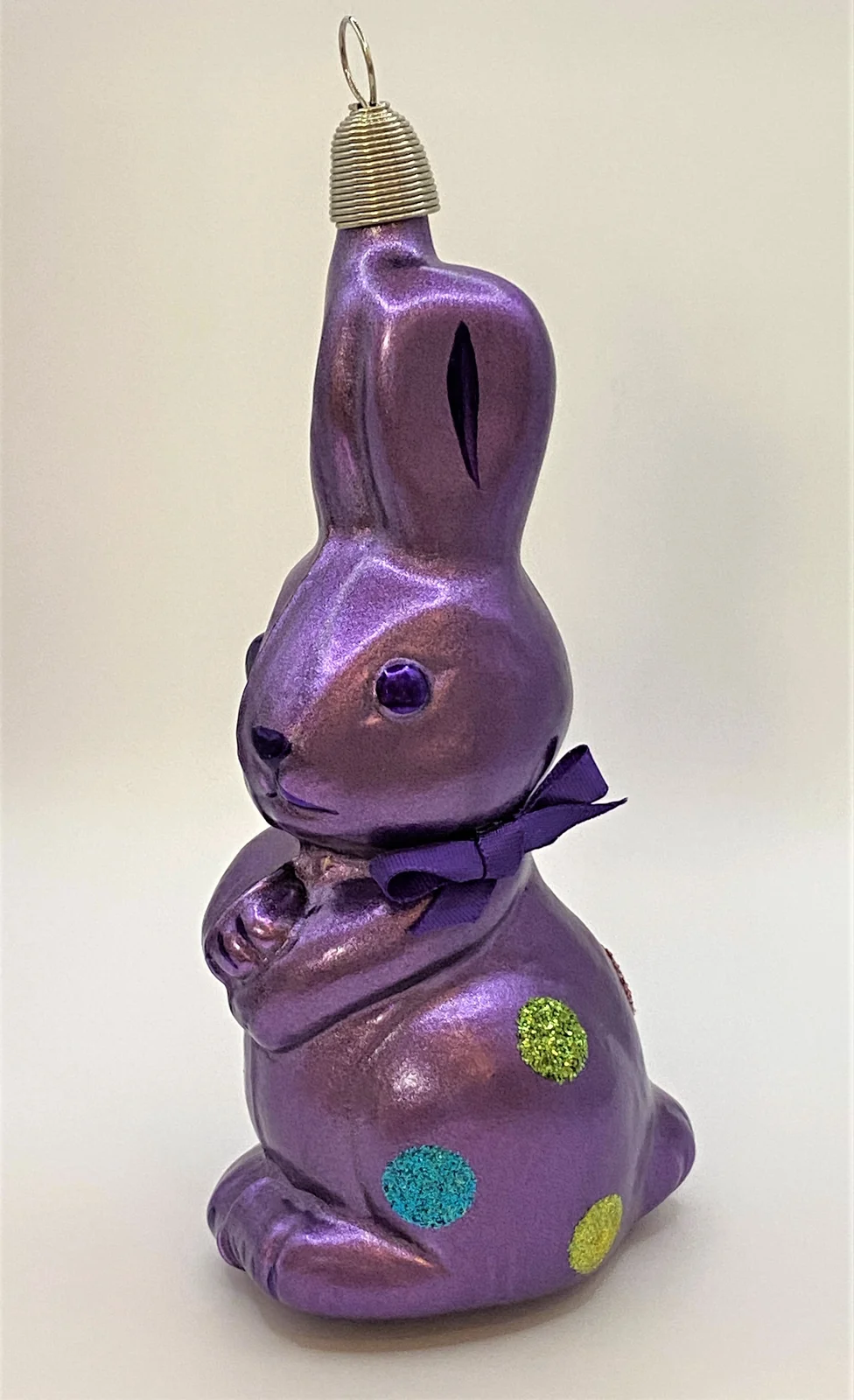 Sonstige Violetter Osterhase mit bunten Tupfen