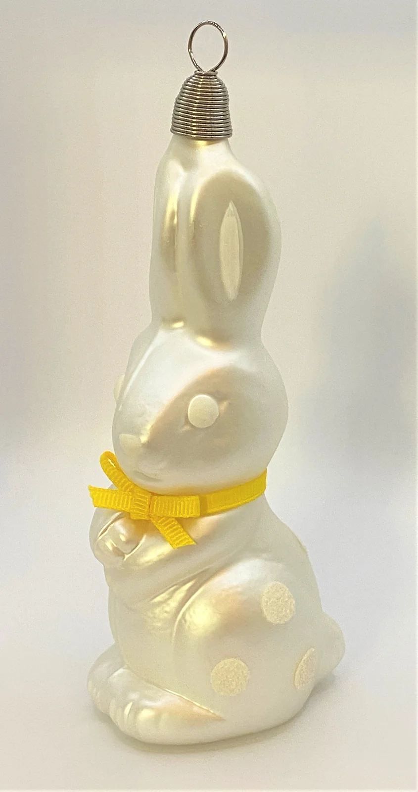 Sonstige Weisser Osterhase mit weissen Tupfen