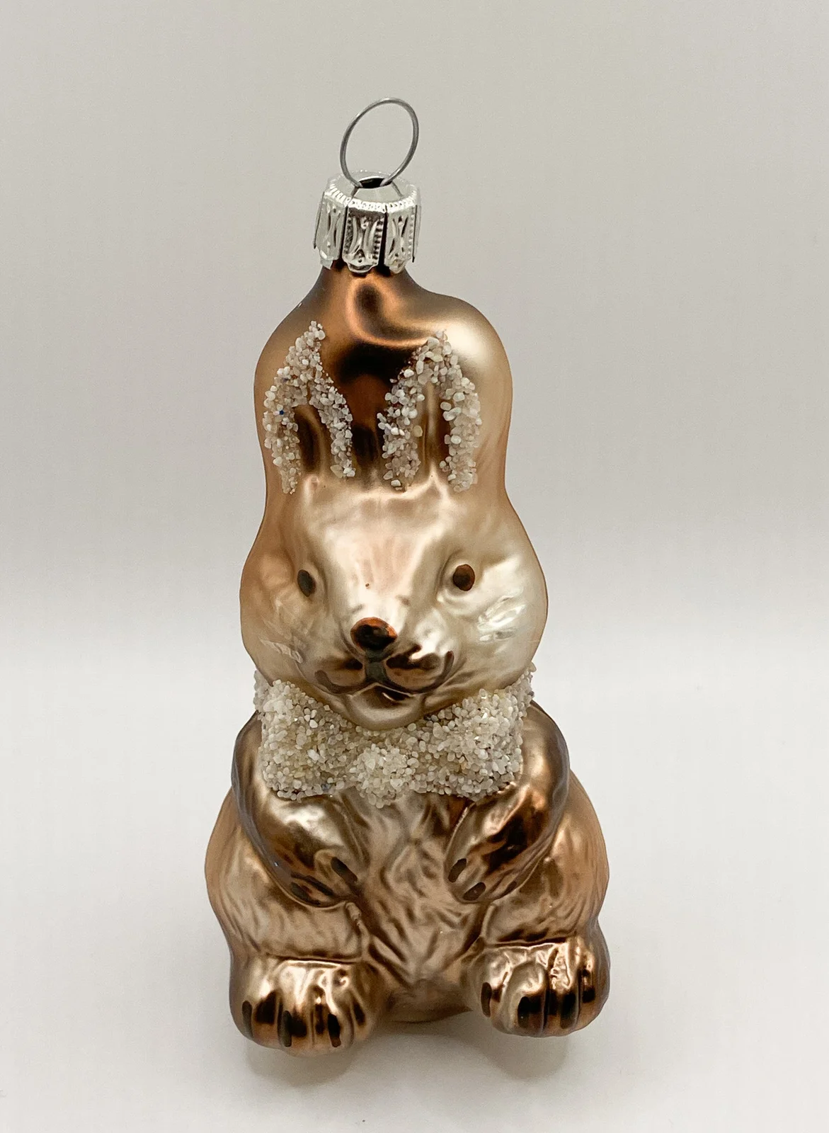Inge-Glas Sitzender brauner Hase mit Schleife