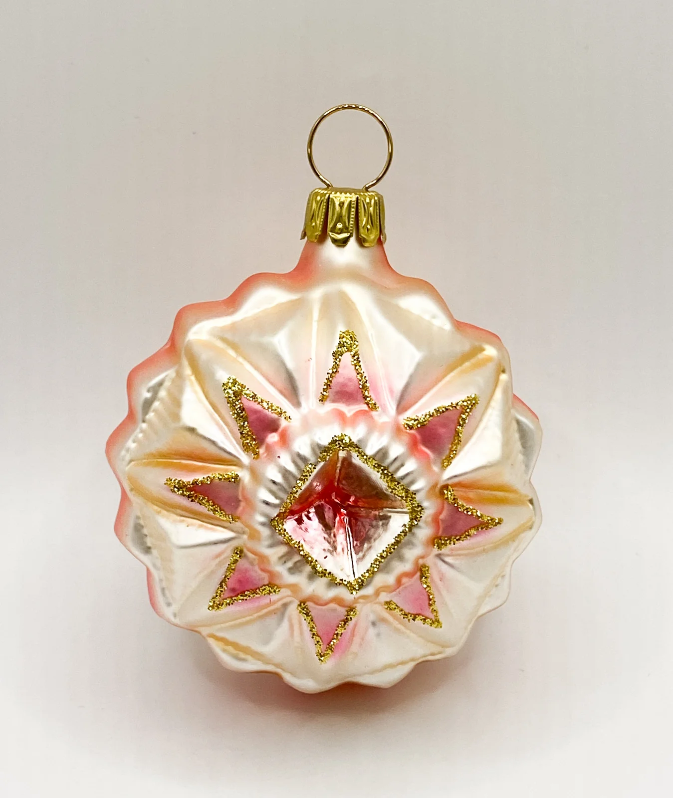 ANVA Medaillon mit stilisiertem rosa Stern