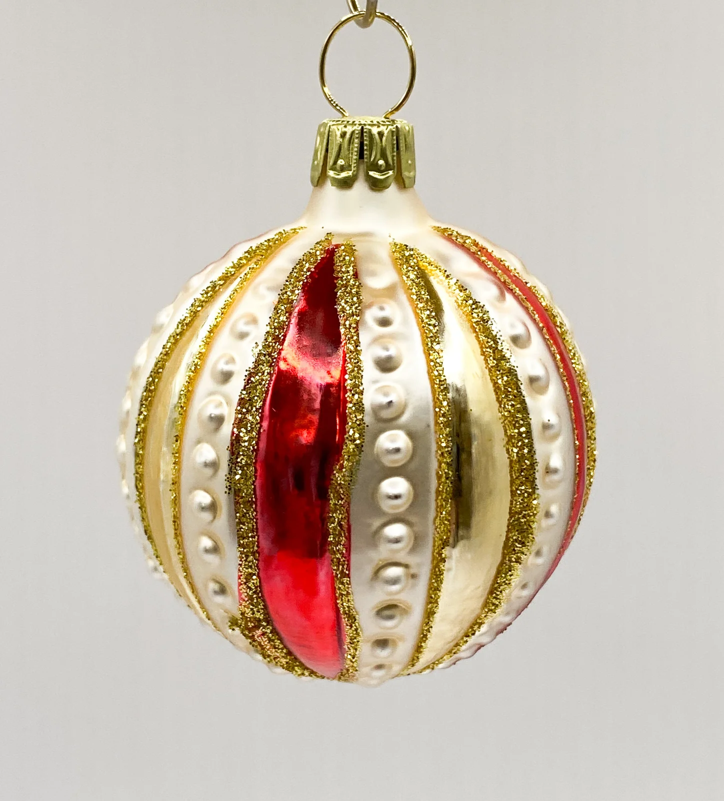 ANVA Kleine Kugel gestreift in Rot, Gold und Beige