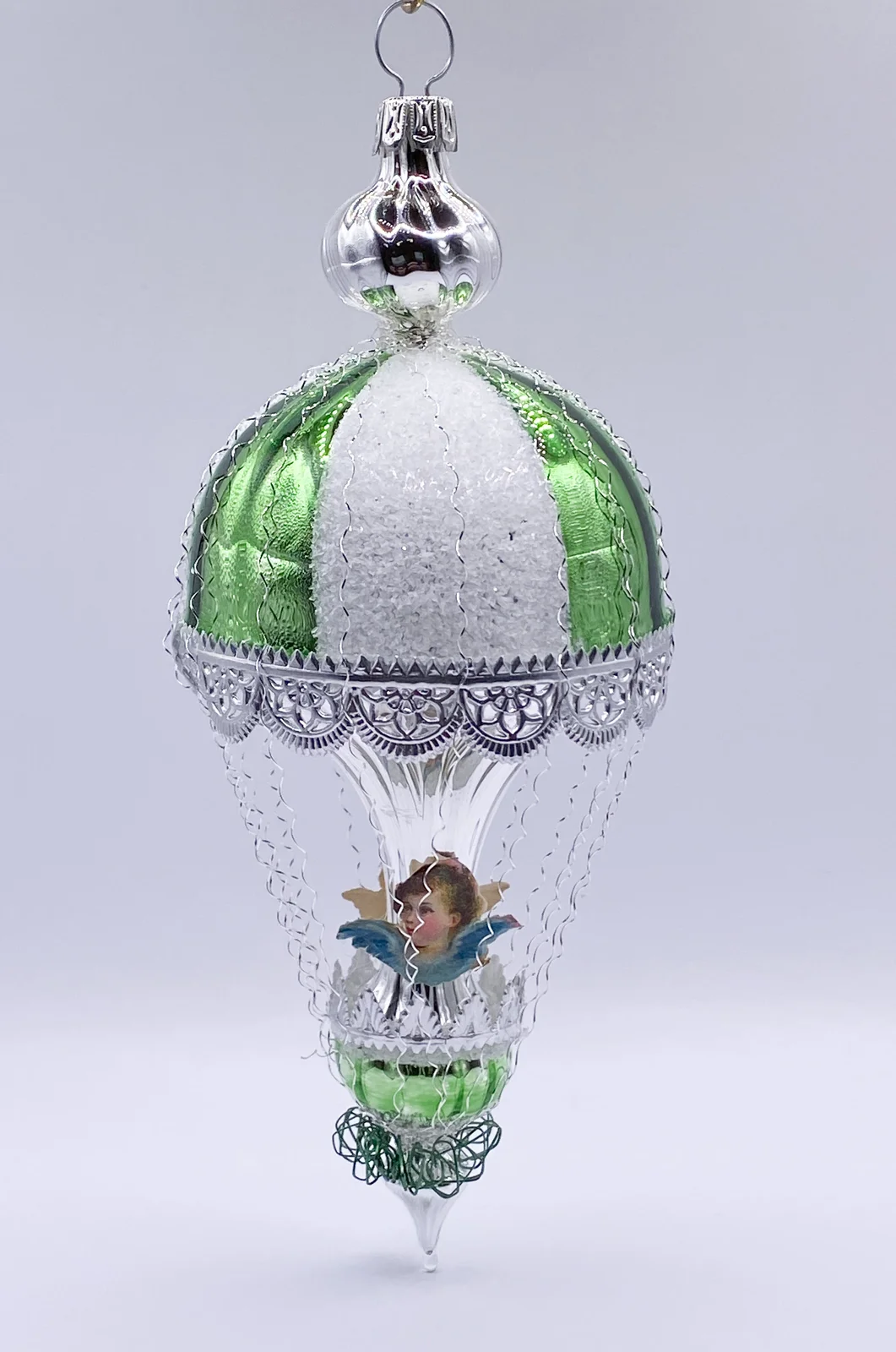 ANVA Weiss grüner Ballon in Rillenglas mit Dresdnerpapier und leonischem Draht verziert