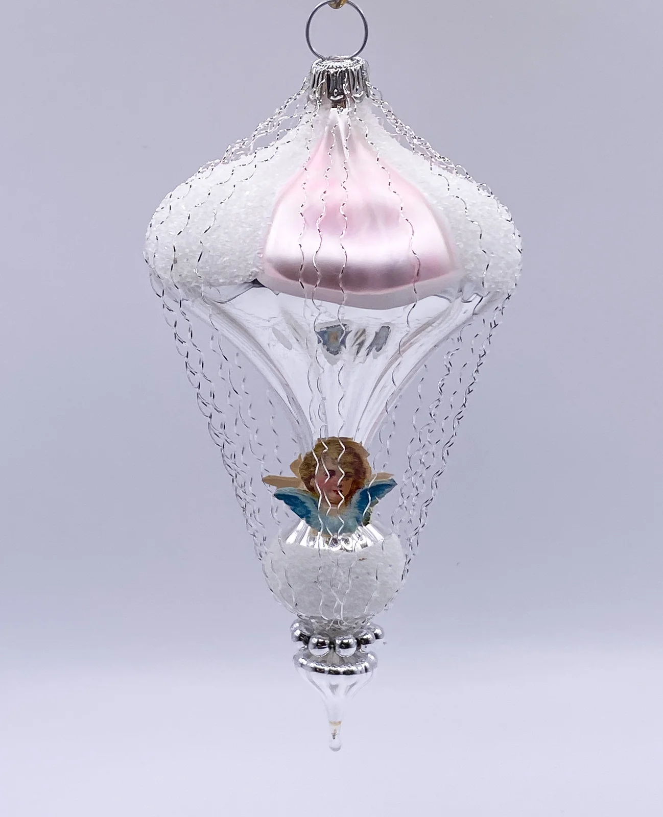 ANVA Weiss rosa Ballon in Rillenglas mit Dresdnerpapier und leonischem Draht verziert