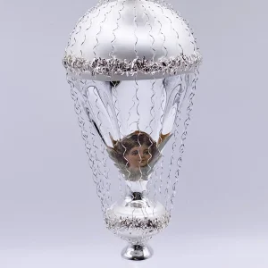 ANVA Weiss silberner Ballon in Rillenglas mit Dresdnerpapier und leonischem Draht verziert