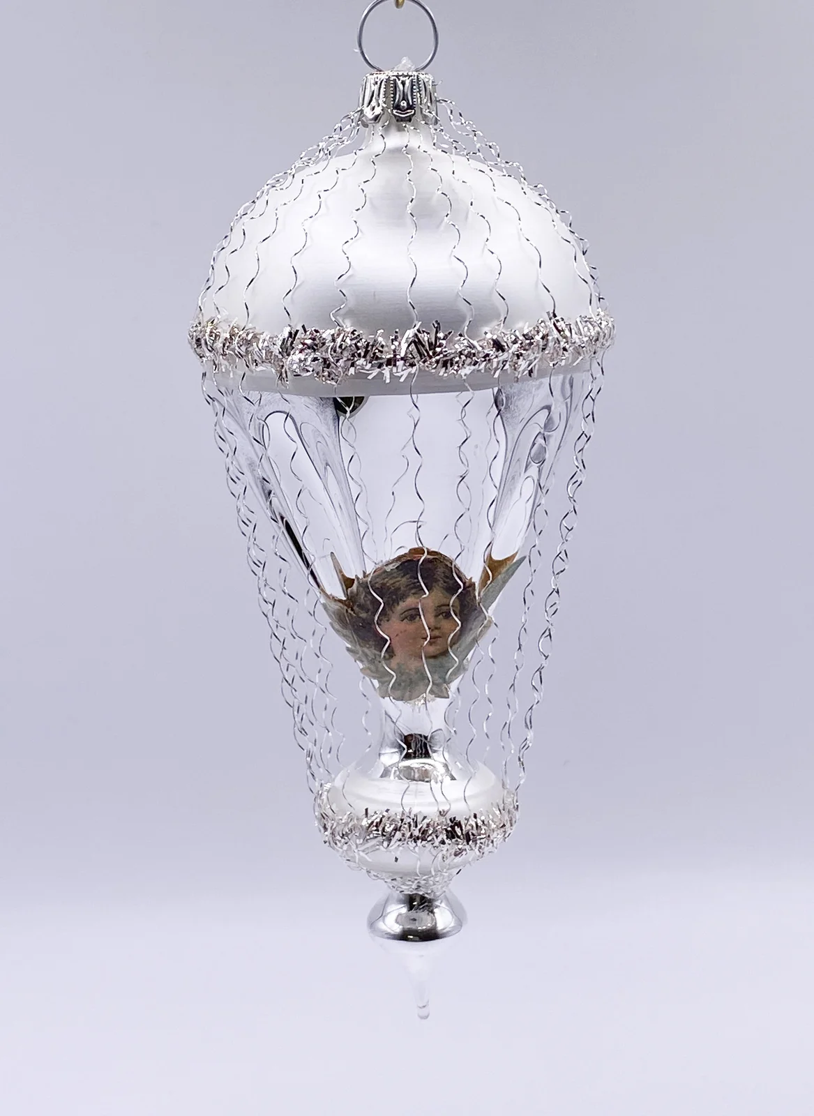 ANVA Weiss silberner Ballon in Rillenglas mit Dresdnerpapier und leonischem Draht verziert