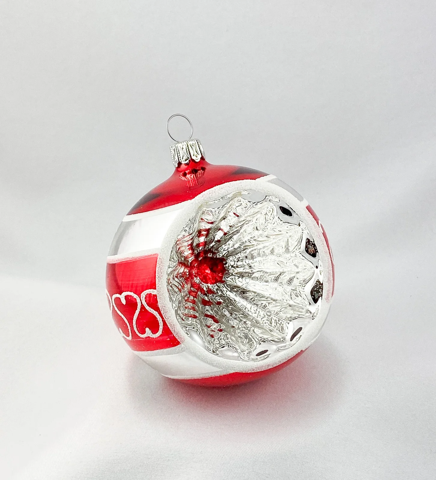 Thüringer/ANVA Kugel mit einem Reflex in Rot und Silber